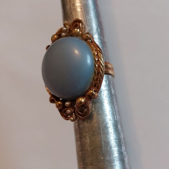 Lovely Vtg Victorian Style Large Blue Cabochon and Faux Pearl Ornate Ring Sz  8 - Picture 3 of 6
